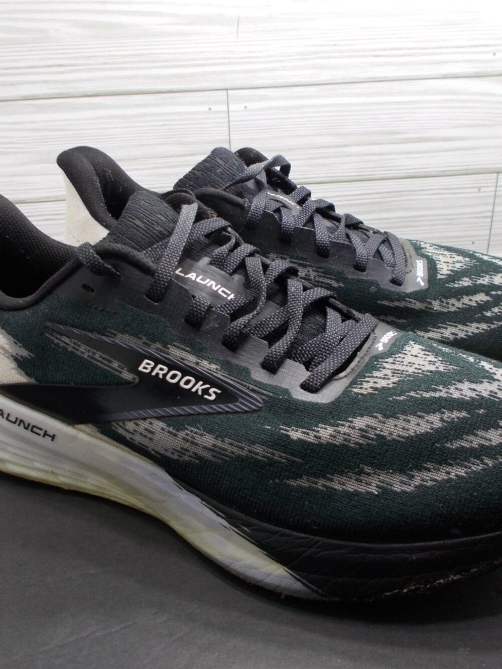 Brooks Launch 11 Men's Size 11 Black White Running Shoes